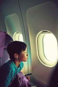 Khi trẻ đi máy bay