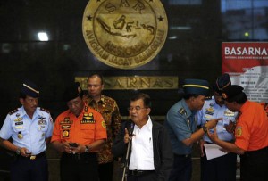Phó tổng thống Indonesia (giữa) phát biểu với báo giới từ Cơ quan tìm kiếm và cứu hộ quốc gia tại Jakartar.