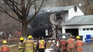Mảnh vỡ máy bay khiến nhiều ngôi nhà bốc cháy 