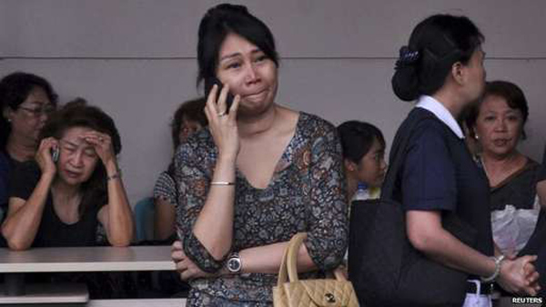 Người thân của hành khách trên QZ8501 lo lắng đợi tin tại sân bay Juanda, Surabaya, Indonesia.