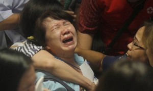 Thân nhân hành khách đi chuyến bay QZ8501 của AirAsia khóc ngất khi trông thấy tivi phát đi hình ảnh các thi thể trên biển