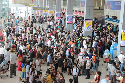 Nóng bức, chậm trễ trong khâu làm thủ tục là nguyên nhân khiến Nội Bài lọt "top" 10 sân bay tệ nhất châu Á.