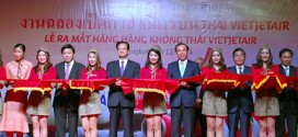Thủ tướng Nguyễn Tấn Dũng cắt băng tại lễ ra mắt hãng hàng không Thai VietJet Air.