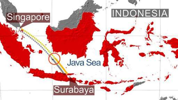 Đường đi của QZ8501. Vòng tròn đỏ  chỉ vị trí máy bay mất liên lạc.