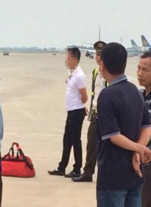 Người thanh niên (áo trắng) bị khống chế cùng hành lý xách tay nghi có bom. Chỉ vì câu nói đùa của người này, chuyến bay VJ8571 từ Hà Nội đến Nha Trang của Vietjet Air đã bị trễ 3 giờ.