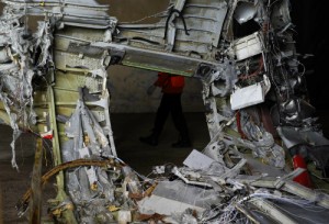 Một mảnh vỡ từ thân máy bay QZ8501. 