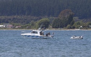 Cảnh sát tại hiện trường máy bay rơi ở hồ Taupo. 