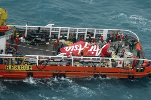 Phần đuôi của máy bay QZ8501 trên tàu cứu hộ Crest Onyx sau khi được nâng lên khỏi đáy biển Java hôm 10/1.