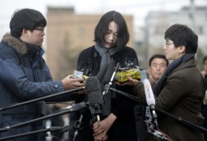 Cho Hyun-ah xin lỗi dư luận trước văn phòng Ban điều tra Sự cố Hàng không và Đường sắt ở Seoul