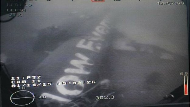 Hình ảnh thân máy bay AirAsia gặp nạn dưới đáy biển.