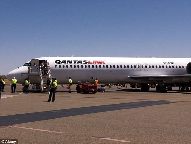 Một chuyến bay từ thành phố Melbourne tới Hobart, Australia, hôm 1/1, bị gián đoạn khi hành khách 18 tuổi có biểu hiện bất thường.