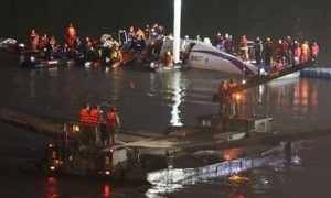 Lực lượng cứu hộ vây quanh máy bay trên sông khi trời tối dần.