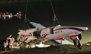 Nhân viên cứu hộ khẩn cấp trục vớt phần thân chiếc ATR của TransAsia Airways lao xuống sông hôm qua. 