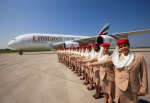 Emirates là hãng hàng không đang vận hành dàn máy bay thân rộng lớn nhất thế giới hiện nay với 150 chiếc Boeing 777 và 59 chiếc A380. Đội ngũ nhân viên của hãng cũng có hơn 18.000 người, đến từ 135 nước khác nhau.