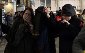  Thân nhân gia đình các nạn nhân trong chuyến bay 4U9525 tuyệt vọng ở sân bay.