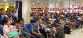 Hành khách đợi đến giờ lên máy bay.