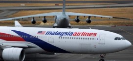 Một phi cơ của Malaysia Airlines đang đỗ tại sân bay.