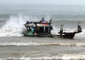 Chiếc tàu neo gần bờ bị gió mạnh và sóng lớn đánh chìm ven biển Đà Nẵng.