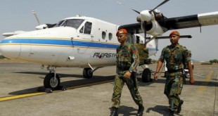 Binh sĩ thuộc Không quân Indonesia đứng gần một chiếc máy bay của Aviastar.