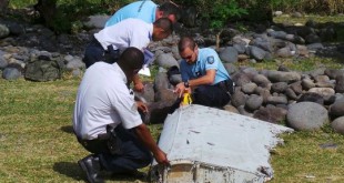 Cảnh sát Pháp kiểm tra một mảnh vỡ được tìm thấy trên một hòn đảo thuộc lãnh thổ nước này hồi tháng 7.