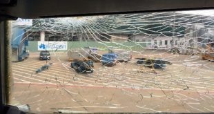 Cửa kính buồng lái máy bay bị nứt.