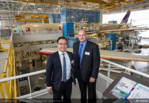 Đại diện hãng hàng không Jetstar Pacific tại xưởng máy bay của Airbus
