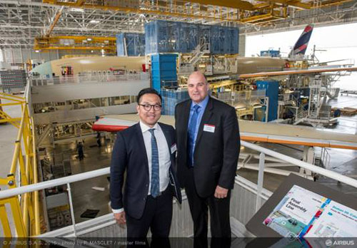 Đại diện hãng hàng không Jetstar Pacific tại xưởng máy bay của Airbus 