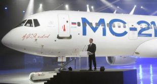 Thủ tướng Nga Dmitry Medvedev tại sự kiện ra mắt mẫu máy bay dân dụng thân rộng MC-21 đầu tiên của Nga.