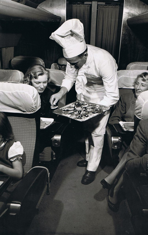 Thức ăn tươi được phục vụ ngay trên một chuyến bay của KLM vào năm 1958, thậm chí đầu bếp còn mang đến tận tay hành khách. Trong ảnh có vẻ là món trứng cá muối