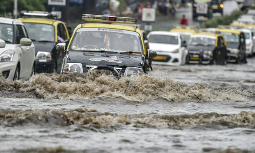 Dòng xe cộ di chuyển qua đường ngập nước ở Mumbai ngày 20/9