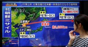 Người Nhật xem tin tức về vụ phóng tên lửa hôm 15.9 của Triều Tiên