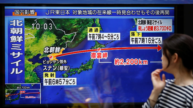 Người Nhật xem tin tức về vụ phóng tên lửa hôm 15.9 của Triều Tiên