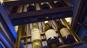 Phi hành đoàn còn có một chuyên gia pha chế và phục vụ rượu vang chuyên nghiệp.