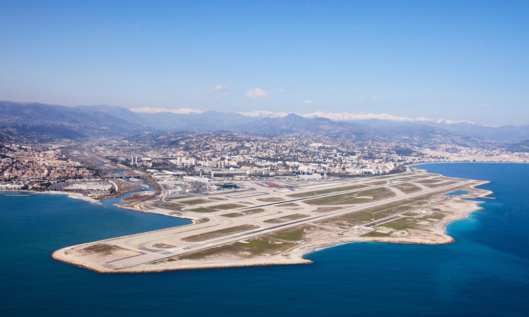 Dù không có sân bay nhưng Monaco có cả đội dịch vụ trực thăng.