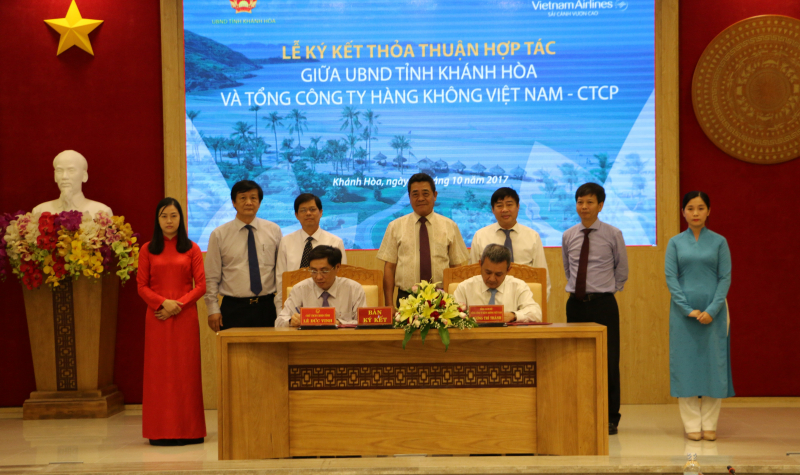 Vietnam Airlines sẽ nghiên cứu tăng tần suất chuyến bay và mở đường bay nội địa, quốc tế mới đến tỉnh Khánh Hòa trên cơ sở nhu cầu thị trường