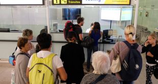 Tại quầy giải quyết sự cố của Hãng Vueling tại sân bay BCN