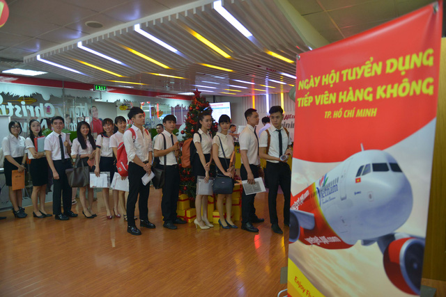Nhiều bạn trẻ tham gia dự tuyển vào hãng hàng không Vietjet