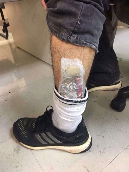 Lô hàng chục đồng hồ Thuỵ Sỹ trong ống quần nam hành khách tên là L.D.T.