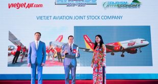 Đại diện Vietjet nhận giải thưởng.