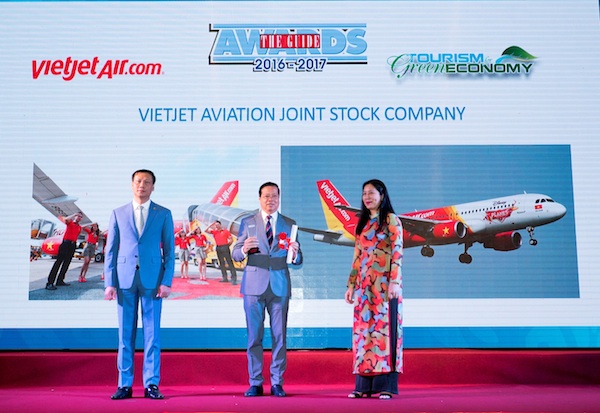 Đại diện Vietjet nhận giải thưởng.