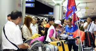 Du khách làm thủ tục đi du lịch tại sân bay