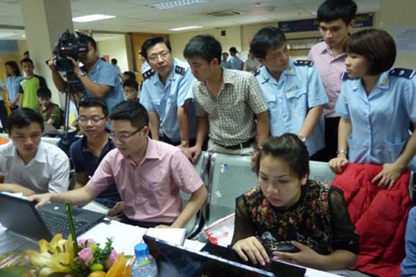Doanh nghiệp thực hiện mở tờ khai qua hệ thống VNACCS/VCIS tại Chi cục Hải quan sân bay Nội Bài