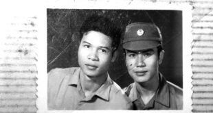 Bức ảnh duy nhất về liệt sĩ Nguyễn Đắc Hòa mà đồng đội còn giữ được: thiếu úy Nguyễn Văn Hương (phải) và Nguyễn Đắc Hòa