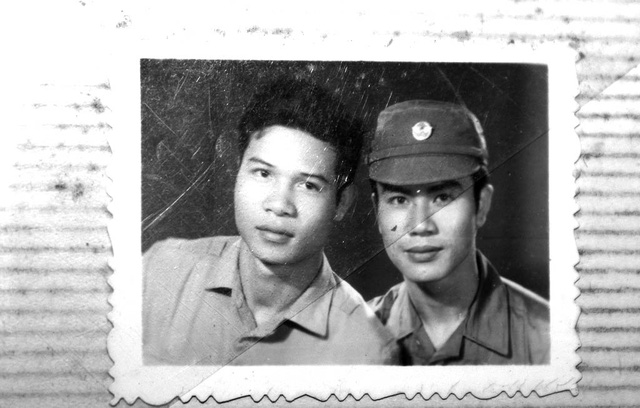 Bức ảnh duy nhất về liệt sĩ Nguyễn Đắc Hòa mà đồng đội còn giữ được: thiếu úy Nguyễn Văn Hương (phải) và Nguyễn Đắc Hòa
