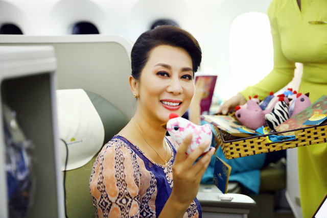 MC Kỳ Duyên, tình cờ là một trong những hành khách trên chuyến bay đặc biệt ngày 1/10 vừa qua, cũng khá bất ngờ và thích thú với món quà là một sản phẩm của Kym Việt