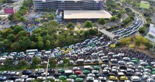 Giao thông tiếp cận sân bay Tân Sơn Nhất hiện đang duy trì đồng mức và lẫn với luồng phương tiện không vào sân bay