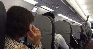 Nhiều hành khách phản ánh máy bay vừa hạ cánh đã nhận được tin nhắn hoặc cuộc gọi chào mời sử dụng dịch vụ taxi