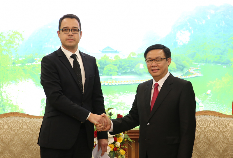 Phó Thủ tướng Vương Đình Huệ và ông Lukas Brosi, Giám đốc Tài chính của Zurich Airport