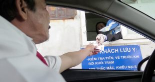 Tài xế mua vé qua trạm ở sân bay Tân Sơn Nhất