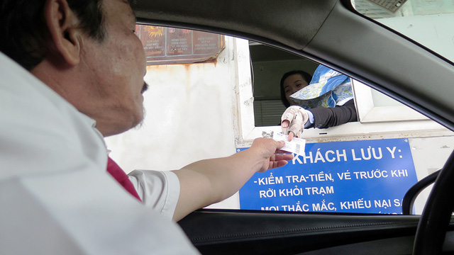 Tài xế mua vé qua trạm ở sân bay Tân Sơn Nhất 